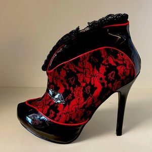 Two Tone Lace Bootie Window display no shoebox